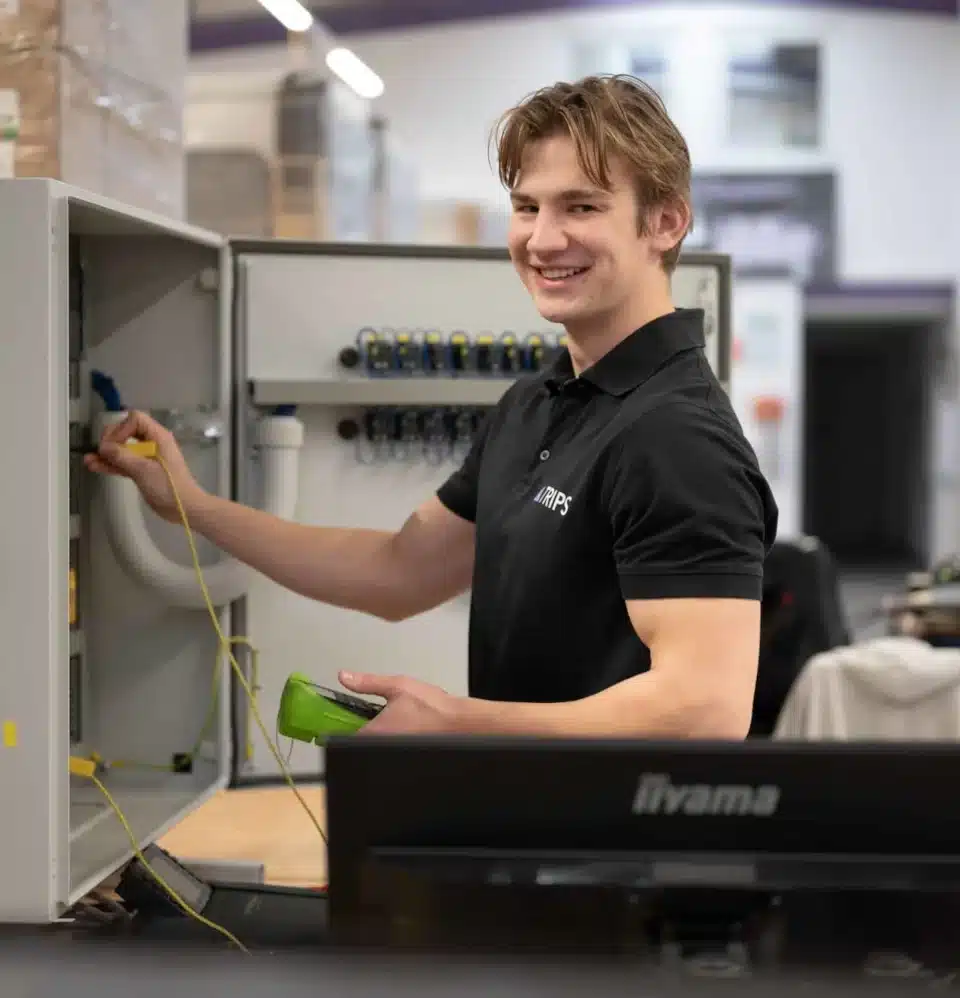 TRIPS employee in production hall | TRIPS Automatyka Polska